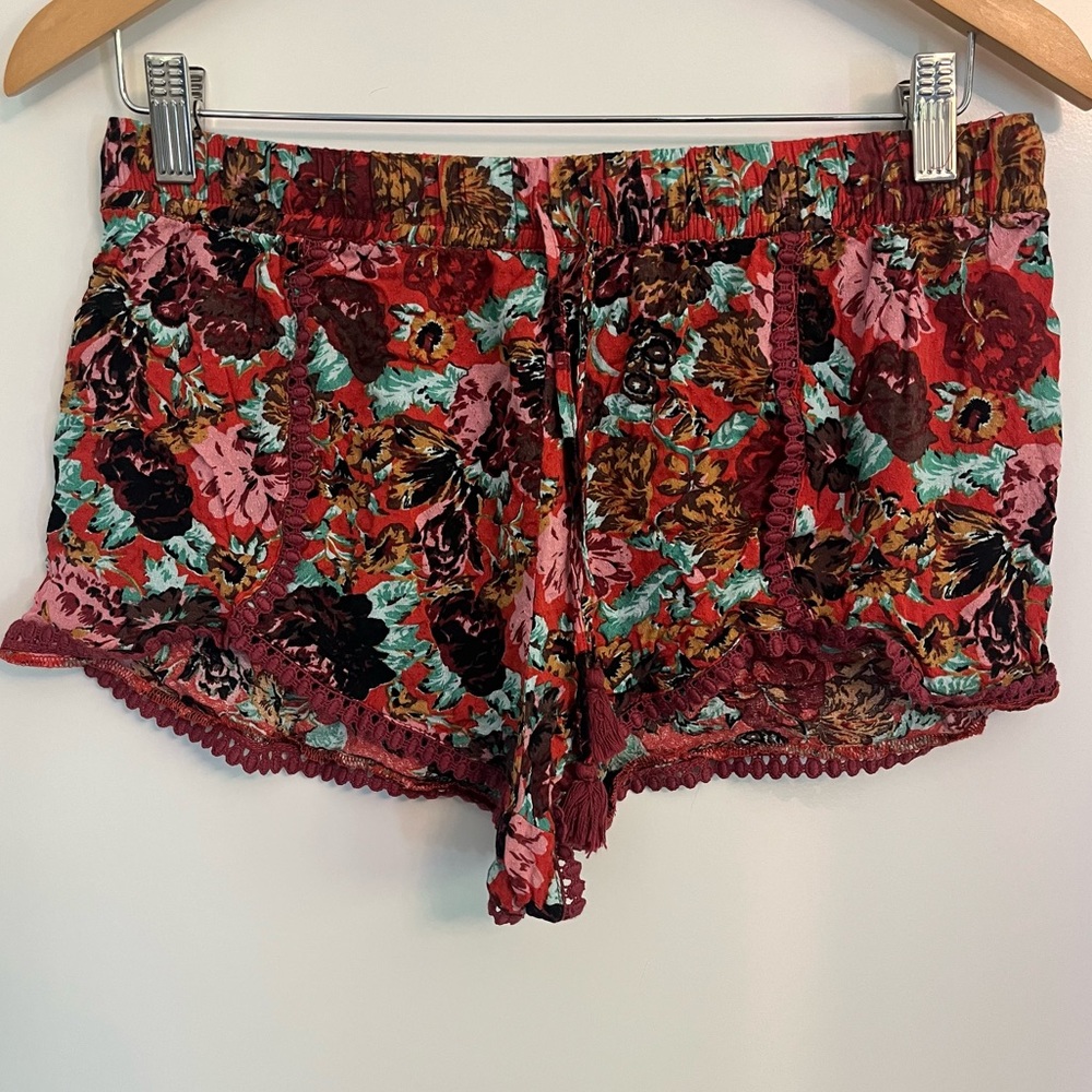 ecoté Patterned Flowy Shorts